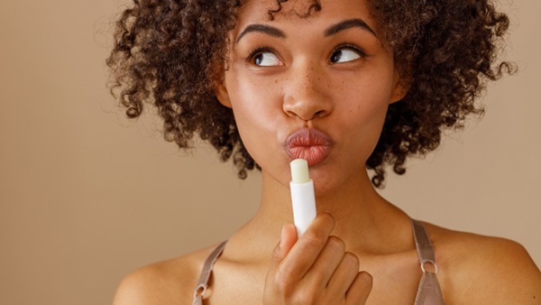 Mettre du baume à lèvres